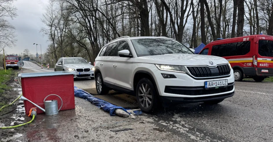 Prejazd vozidiel cez dezinfekčný brod na hraničnom priechode v Moravskom Svätom Jáne. Foto: Záhorí.sk
