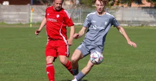 Foto zo zápasu Šaštín - Radimov 2:0. V pravo dvojgólový Adam Skokánek. Foto: Rasťo Mjakiš.