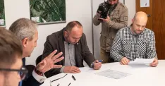 Pernek a Pezinok spúšťajú petíciu proti ťažbe zlata a antimónu v Malých Karpatoch