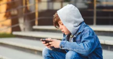 Sledujte, čo vaše deti robia na mobile. A rozprávajte sa spolu o tom. | Foto: Ilustračné, Adobe Stock,
Trnavské rádio