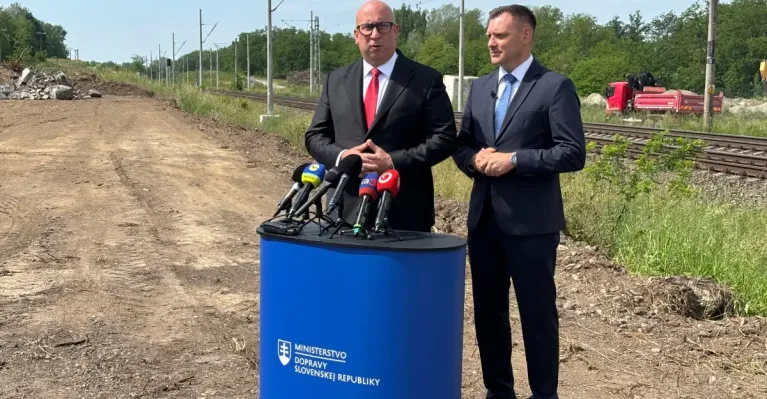 Ministri Jozef Raž a Tomáš Taraba ohlasujú posun v modernizácii trate na Záhorí, zdroj: Ministerstvo dopravy