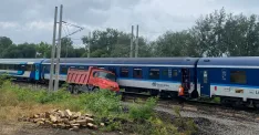 Po zrážke vlaku s nákladným autom pri Zohore nehlásia zranených