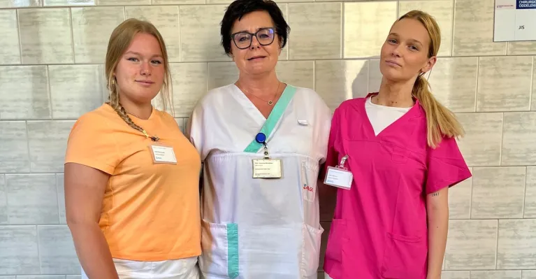 vedúca sestra chirurgického oddelenia (v strede) so študentkami, foto AGEL