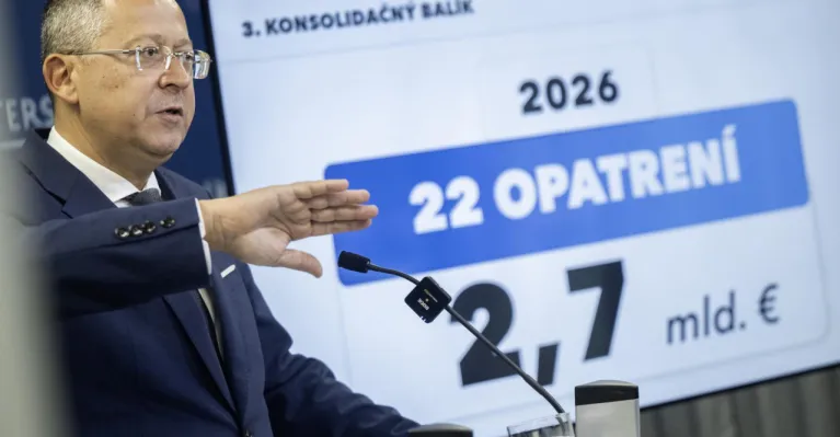Minister financií Ladislav Kamenický pri predstavovaní tretieho konsolidačného balíka (zdroj: TASR / Martin Baumann)