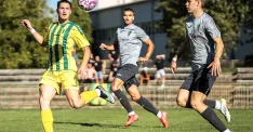 Foto zo zápasu Levice - Gbely 1:1. Matej Kosorin (v strede) a Jegor Donets v súboji s domácim hráčom. 

