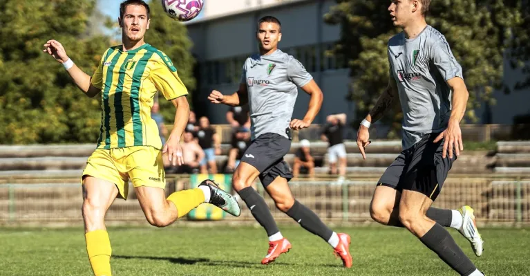 Foto zo zápasu Levice - Gbely 1:1. Matej Kosorin (v strede) a Jegor Donets v súboji s domácim hráčom. 

