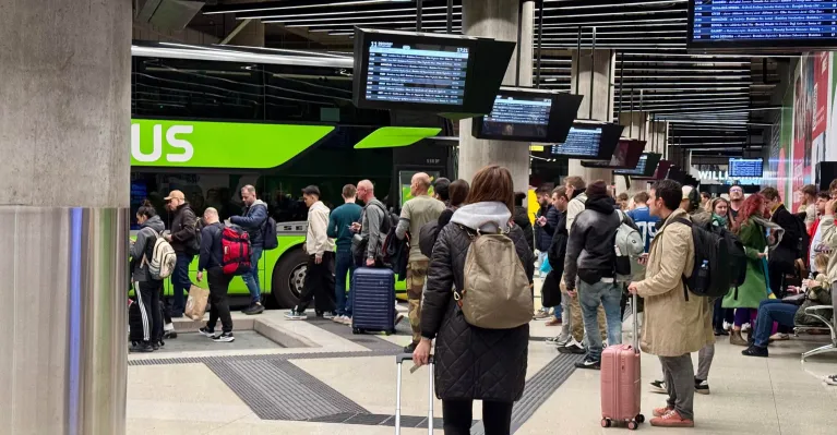 Končiaca poobedná dopravná špička na autobusovej stanici (foto: Záhorí.sk)