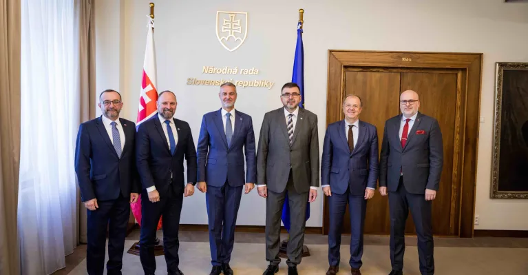 Predseda parlamentu Richard Raši (tretí vľavo) na stretnutí so zástupcami samospráv (zdroj: Národná rada Slovenskej republiky)