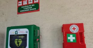 Defibrilator Lekarnicka Cerveny Kriz