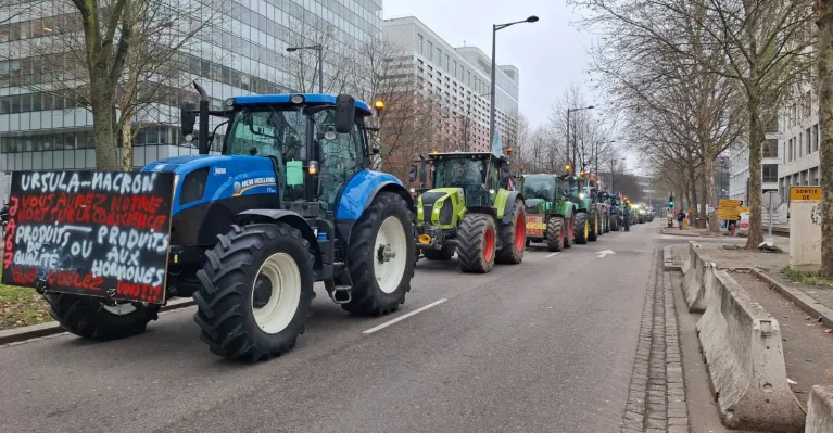 Kolóna poľnohospodárskych strojov v Štrasburgu (zdroj: SPPK)