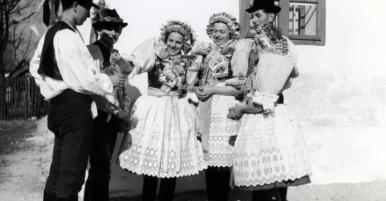 Mládež v sviatočnom odeve zo Závodu, autor Ján Náhlik, 60.-70. roky 20. storočia, archív Záhorského múzea v Skalici