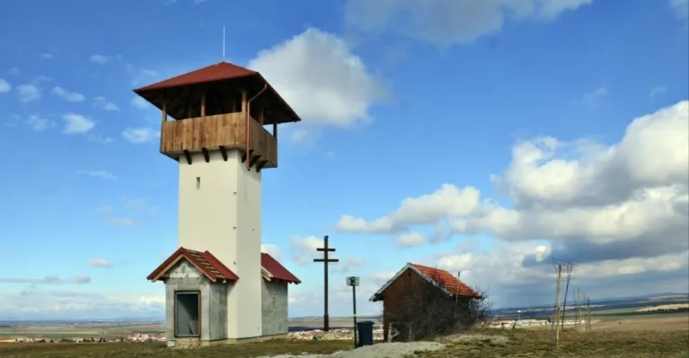 Ostrý vrch nad Gbelmi láka pokojom aj výhľadmi