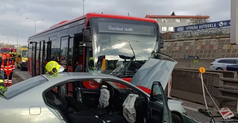 Nehoda auta s autobusom na D2 (zdroj: Facebook / KR PZ v Bratislave)
