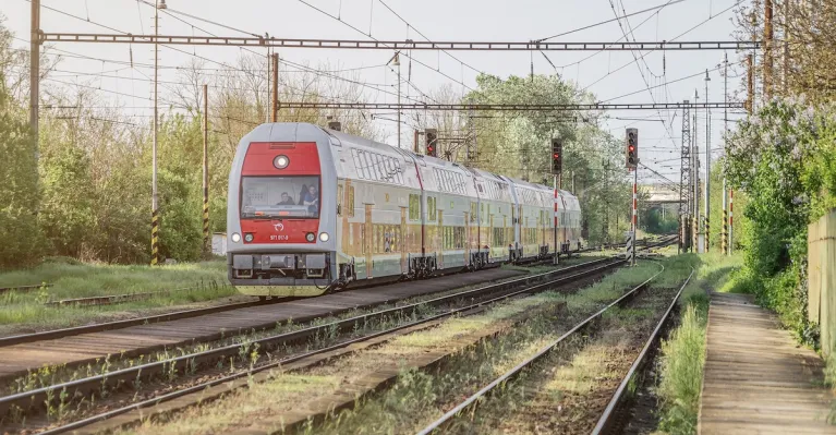 Prichádzajúci vlak do železničnej stanice Kúty, Foto. ZSSK