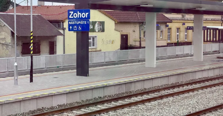 Jedno z dvoch nových ostrovných nástupíšť v Zohore (foto: Záhorí.sk)