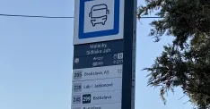 Označníky na zastávkach v budúcnosti doplnia elektronické tabule s odchodmi spojov (foto: Jakub Hrubši / Záhorí.sk)