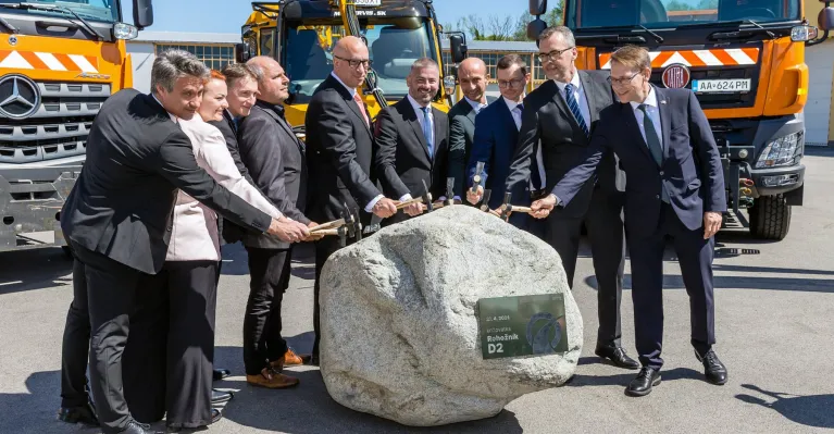 Poklepanie základného kameňa križovatky D2-Rohožník (zdroj: Facebook / Juraj Říha)