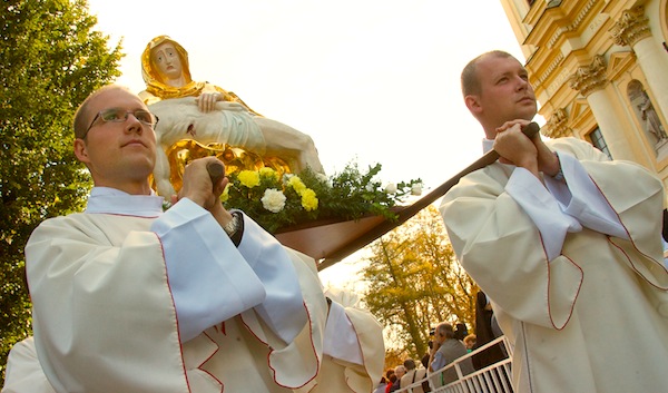Pontifikalna svata omsa s kardinalom Jozefom Tomkom v Sastine