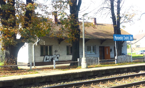 zeleznicna-zastavka-moravsky-svaty-jan-vlak