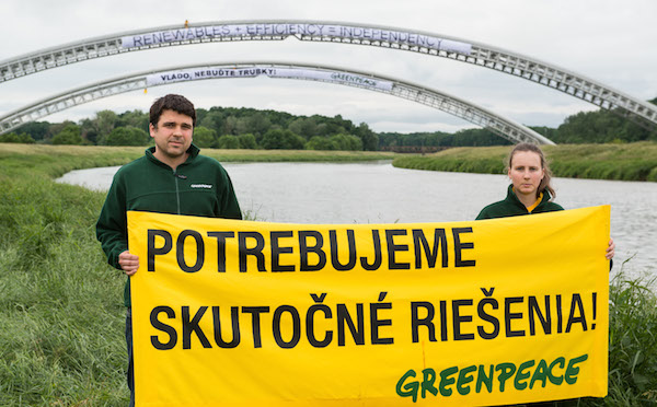 Greenpeace-obsadili-plynovod_brodske
