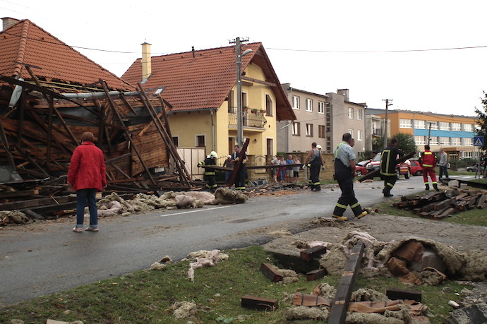 Ilustračná foto. Búrka v Sekuliach a Moravskom Svätom Jáne stŕhala strechy august 2012.
