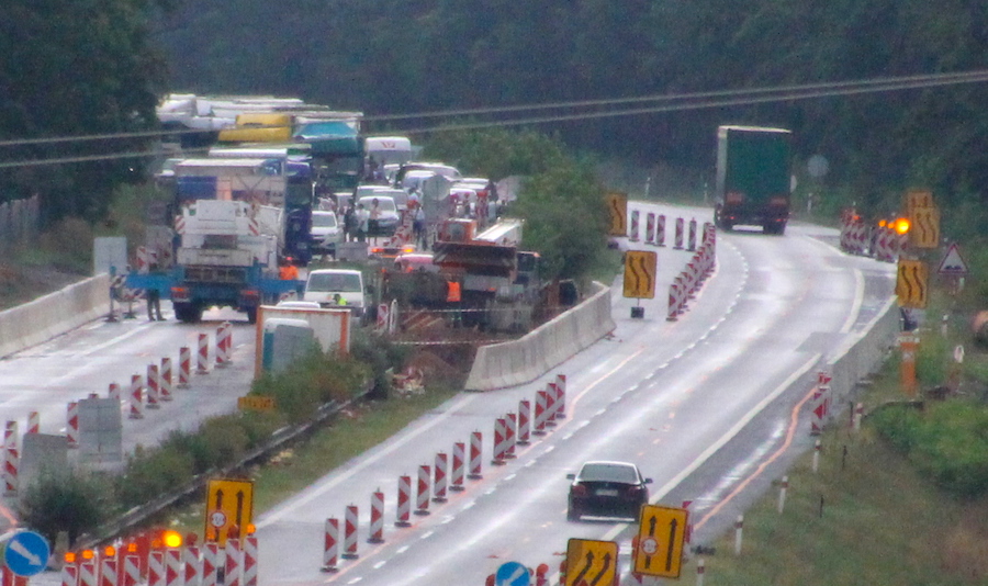 Problém na diaľnici D2 spôsobil žeriav počas výstavby zeleného mostu pri Moravskom Svätom Jáne.