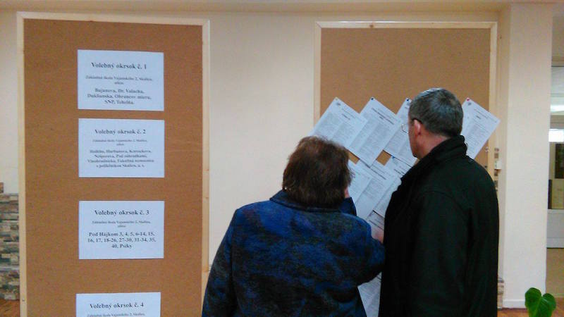 Niektorí voliči sa rozhodujú vo voľbách na poslednú chvíľu. Foto: František Morong, Skalica