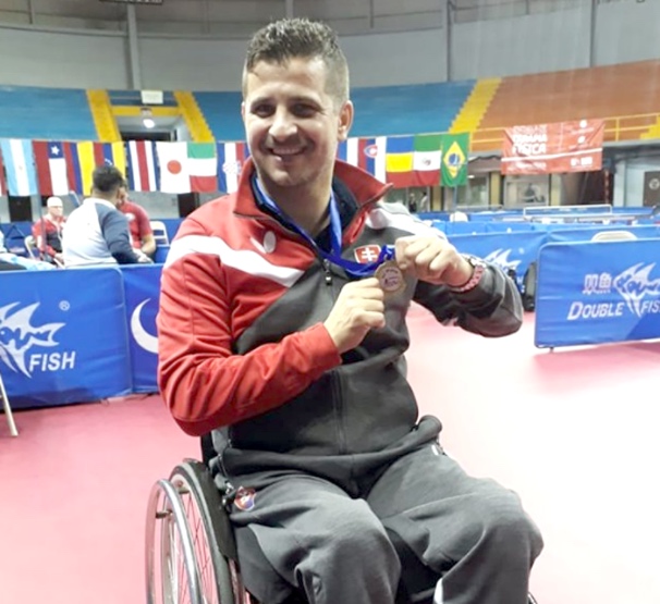 Peter Mihálik so zlatou medailou z Kostariky
