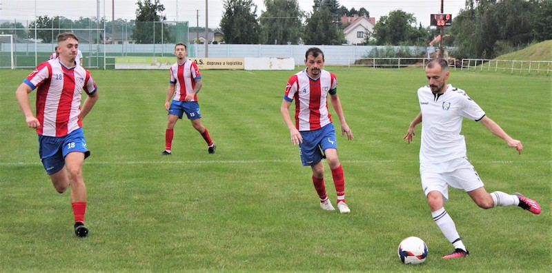 Hlboké - Holíč Za strelou Mareka Šusteka (vpravo) sa brankár Holíča Martin Vaculka stačil už len obzrieť - 2:0.