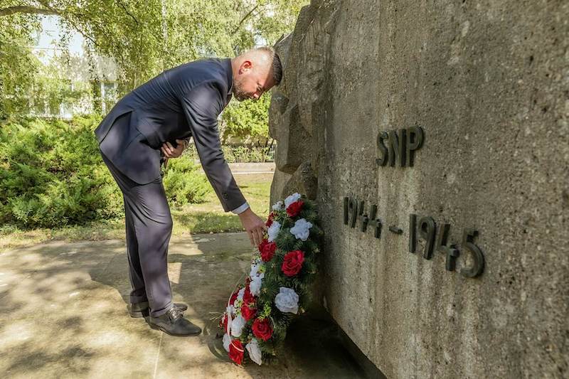 Primátor Juraj Říha položil veniec k pamätníku SNP v parku pri Základnej škole Dr. J. Dérera