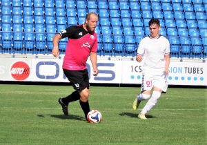 Foto zo zápasu Senica - Letničie 10:3. S loptou strelec úvodného gólu Jozef Jurka v súboji s Martinom Vyletelom.