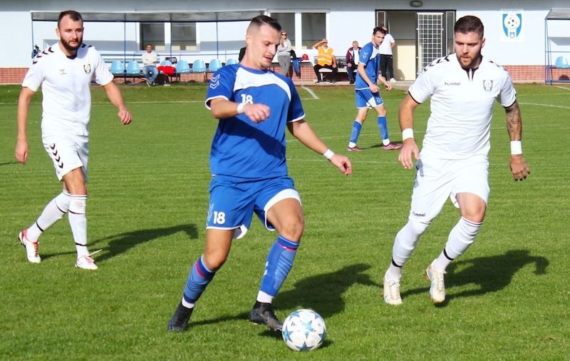 Marek Vrablic (v strede) sa proti svojmu bývalému klubu nepresadil. Zato Marek Šustek (vľavo) a Tomáš Slovík prispeli k výhre Hlbokého po dvoch góloch.