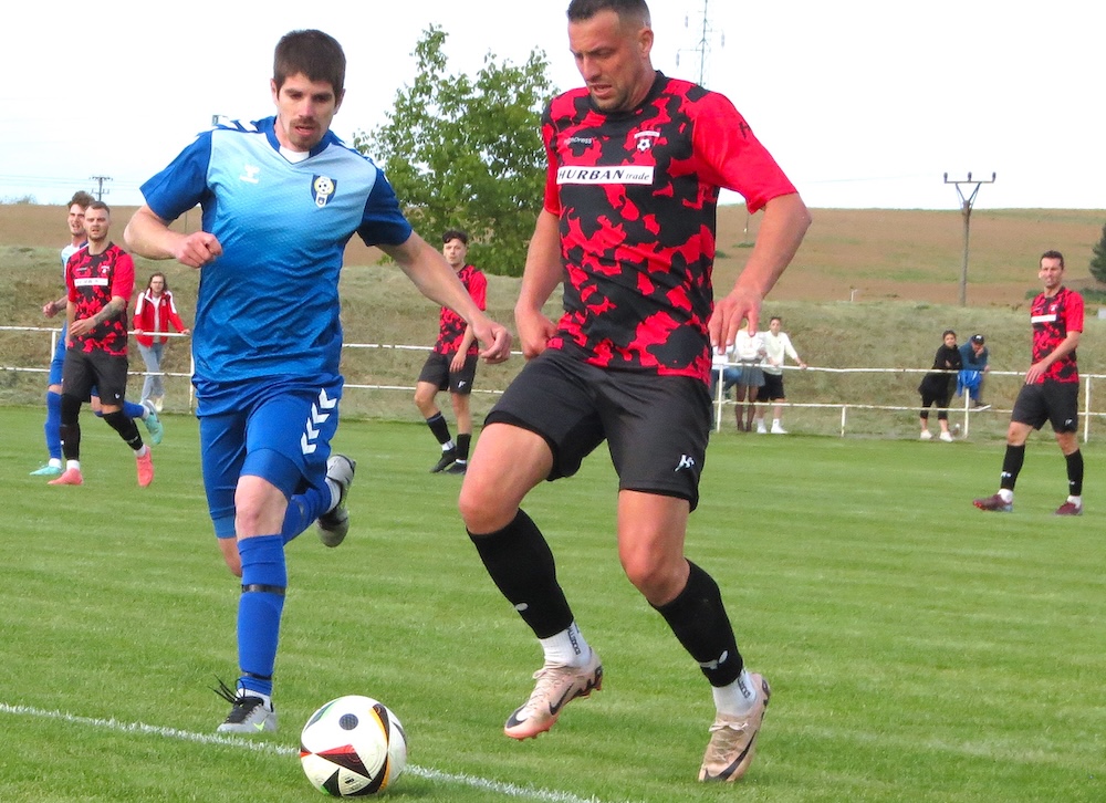 Zo zápasu TJ Hlboké - Spartak Stráže 1:1, Foto: Jozef Komorný