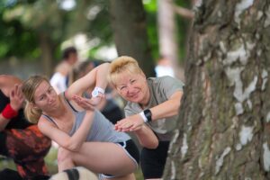 Festival Fest Zdravo 2025 ranná joga v parku kaštiela